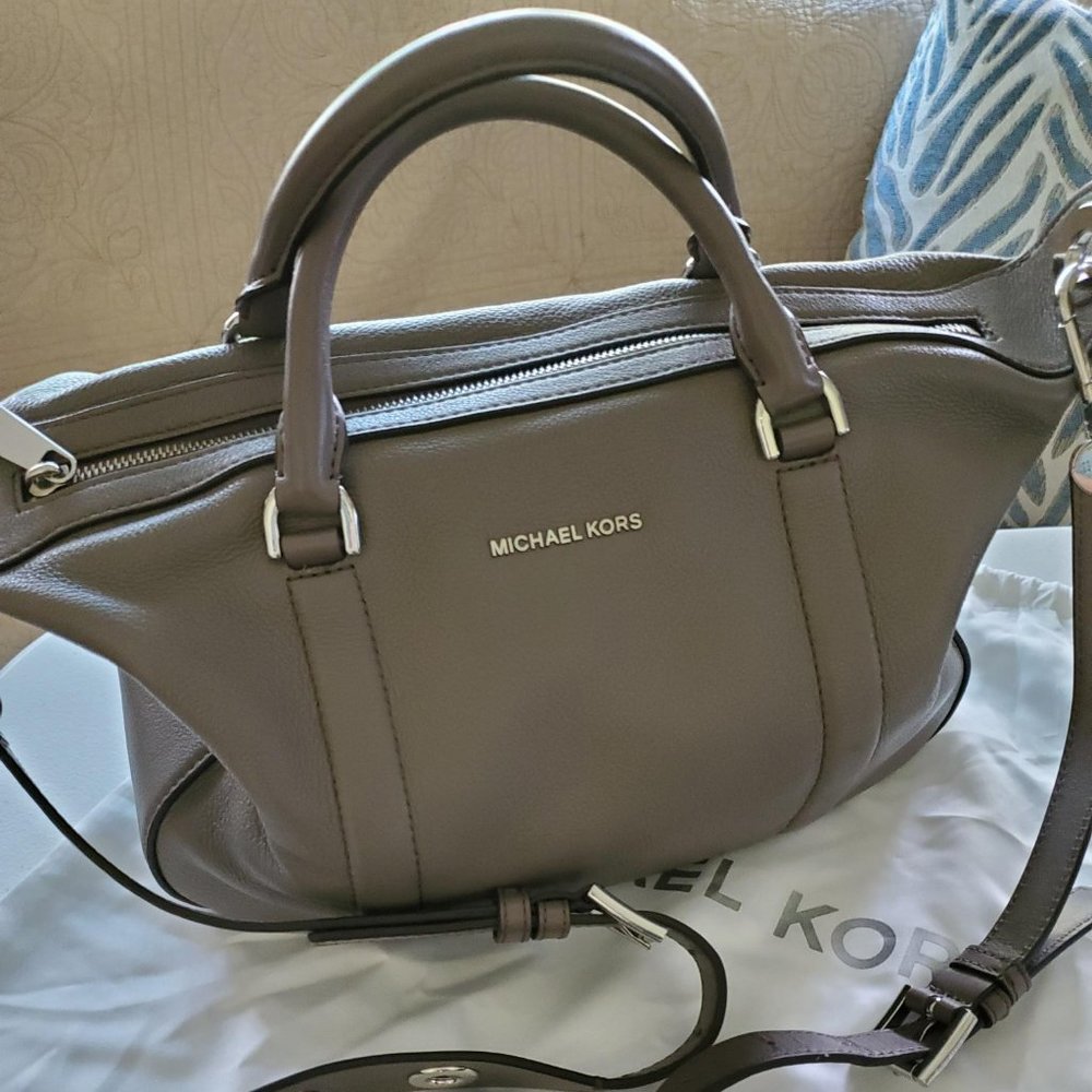 EUC Michael Kors Large Raven Satchel